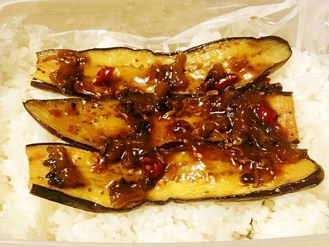 甘すぎる佃煮がピリ辛タレに！ごま油たっぷり長ナス丼